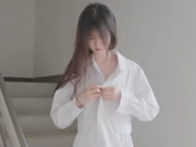 Pure girl Xiaoen white stockings in corridor exposure